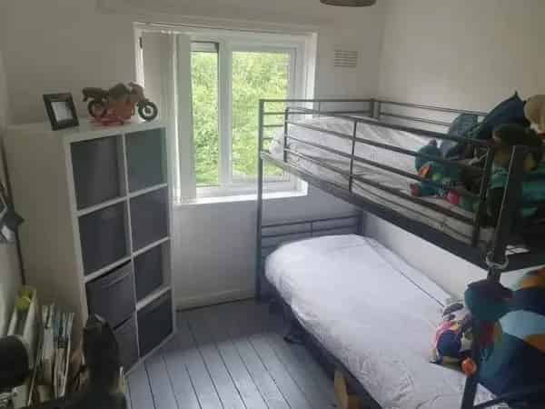 Lovely 2 Bed House Near Schools and Shops