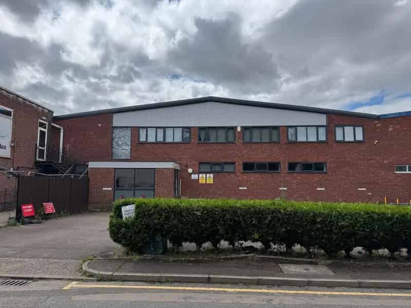 Mid-Terraced Industrial Warehouse Unit To Let - Warwick