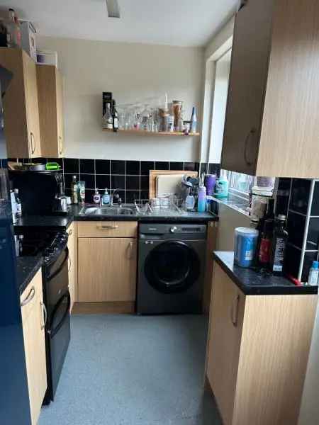 Terraced House Near Amenities Good Transport Links