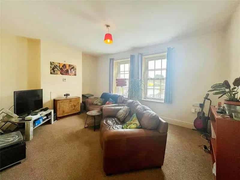 3 Bed Flat for Sale - Spacious Reception, Modern Kitchen Parking