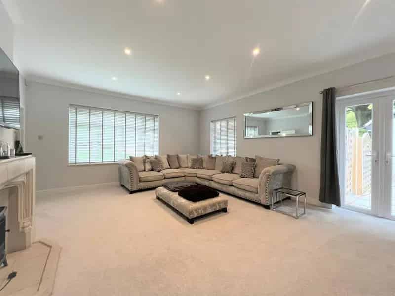 3 Bedroom Detached Bungalow to Rent Kingswood