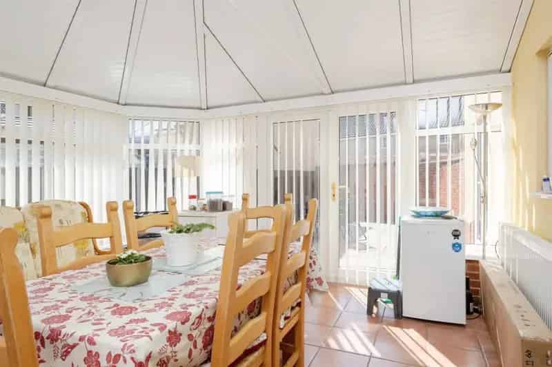 Six Bedroom Detached House with Two Garages and Large Garden