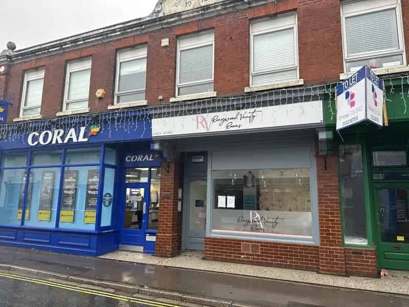 Ringwood Town Centre Shop To Let With Parking