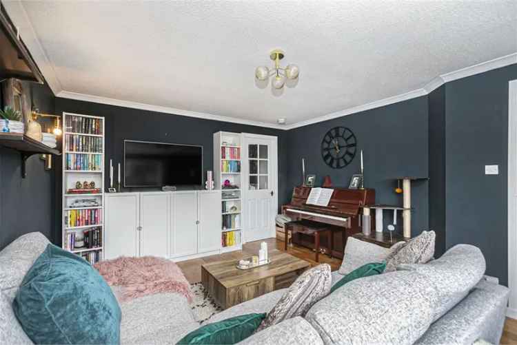 3 Bed House - End Terraced with 1 Reception Room