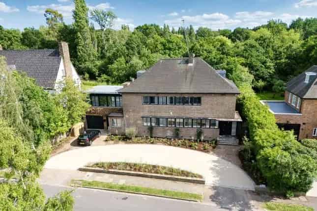 6 Bedroom Family Home Near Hampstead Golf Course
