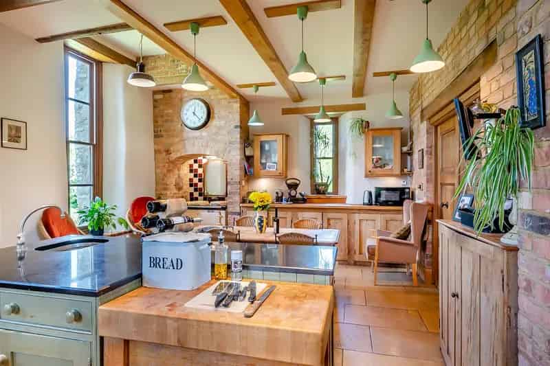 8 Bedroom Barn Conversion 3.5 Acres