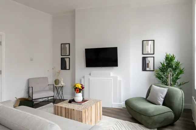 Flat to Rent North End Road London W14 Modern Interior Cosy Living Room