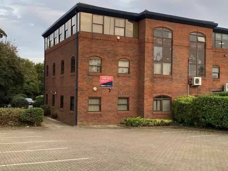 Modern Three Story Office Building with Car Park and Central Heating