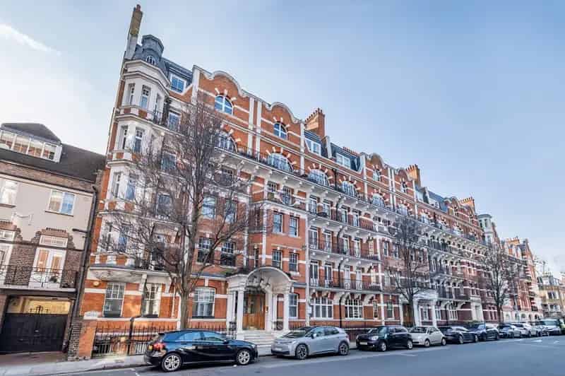 4 Bedroom Flat for Sale in Desirable Mansion Block
