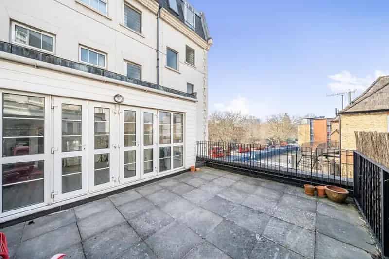 Spacious 2-Double Bedroom Apartment with Private Roof Terrace and Parking
