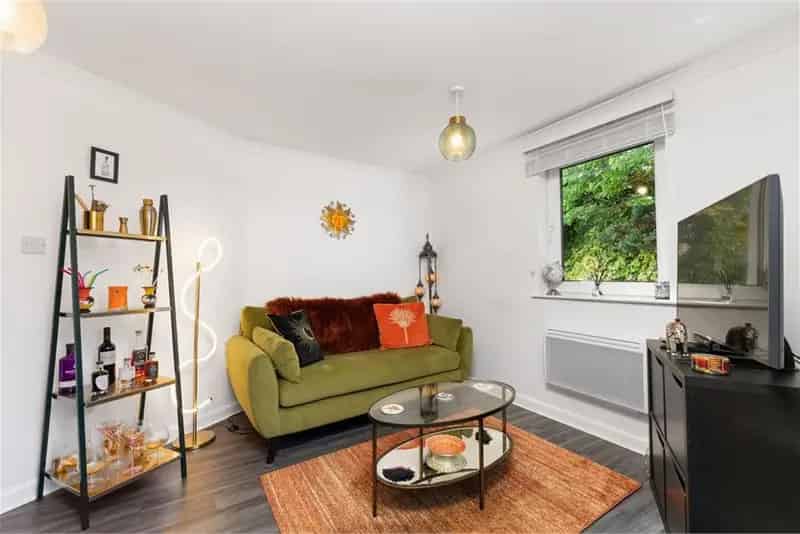 2 Bed Flat Ground Floor Corstorphine Modern Decor Private Parking