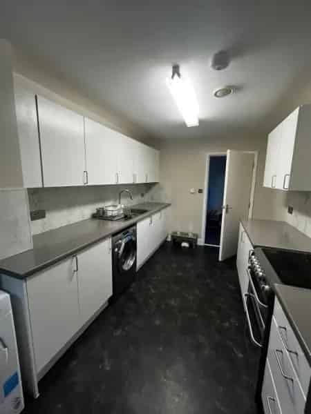 Spacious 3 Bedroom Furnished Flat New Bathroom and Fittings