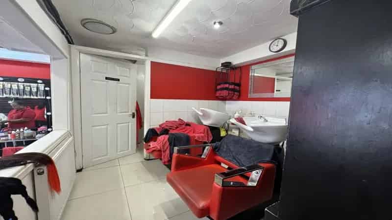 Retail Investment Luton Dunstable Road Hairdressers Lease