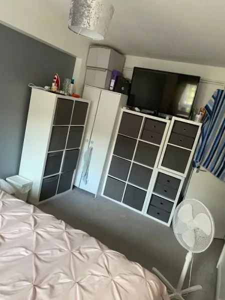 Flat For Rent in Borough of Runnymede, England