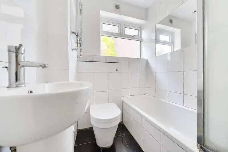 2 Bed Flat for Sale - Large Bedrooms, Private Gardens, 900+ Year Lease