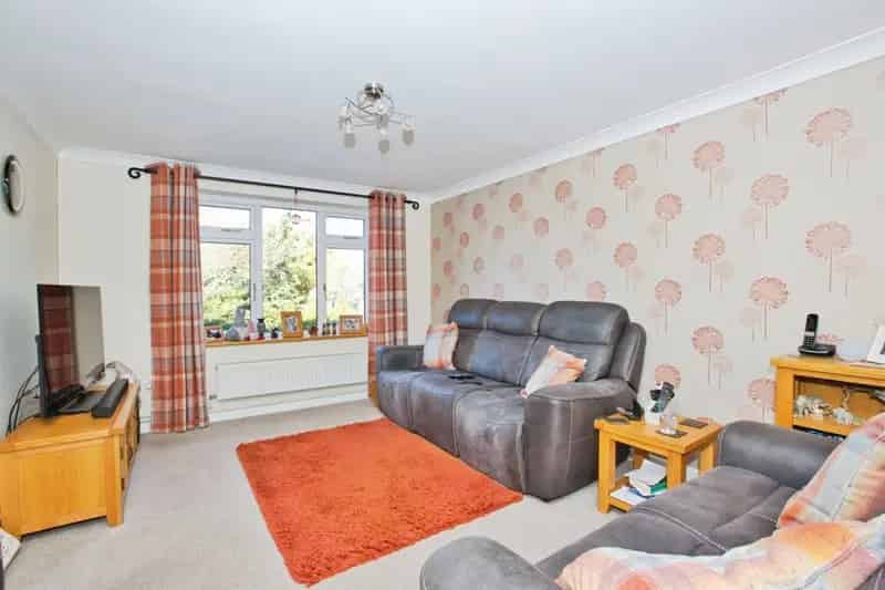 3 Bed 2 Bath House with Garage and Garden