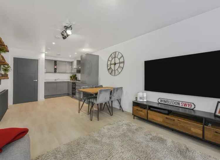 Flat For Sale in London, England