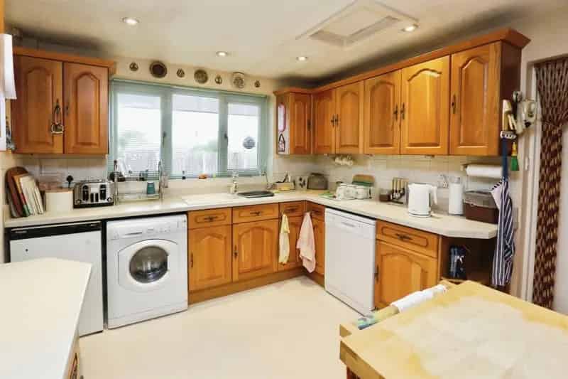 5 Bed Family Home with Conservatory and Double Garage