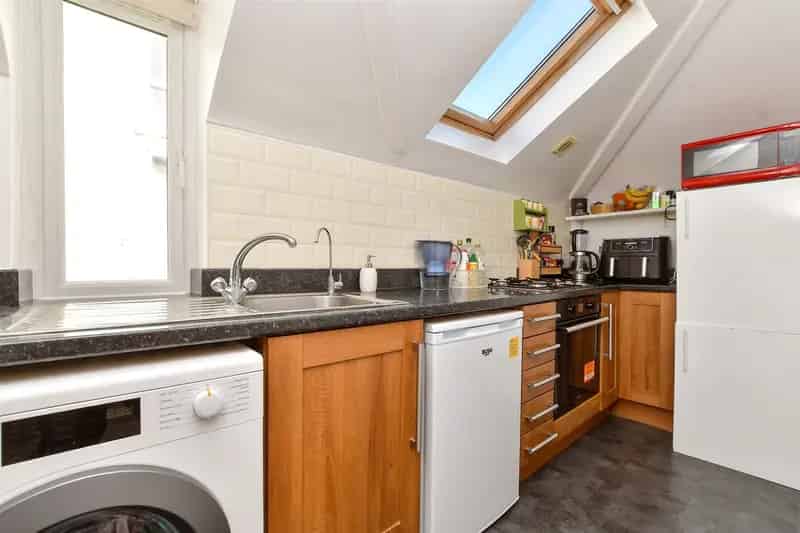 2 Bedroom Flat for Sale Wallington Allocated Parking No Onward Chain