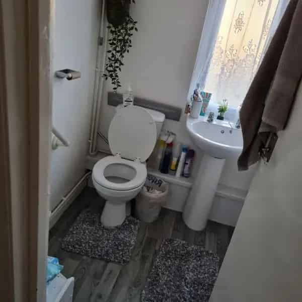 2 Bed Ground Floor Flat New Kitchen and Bathroom