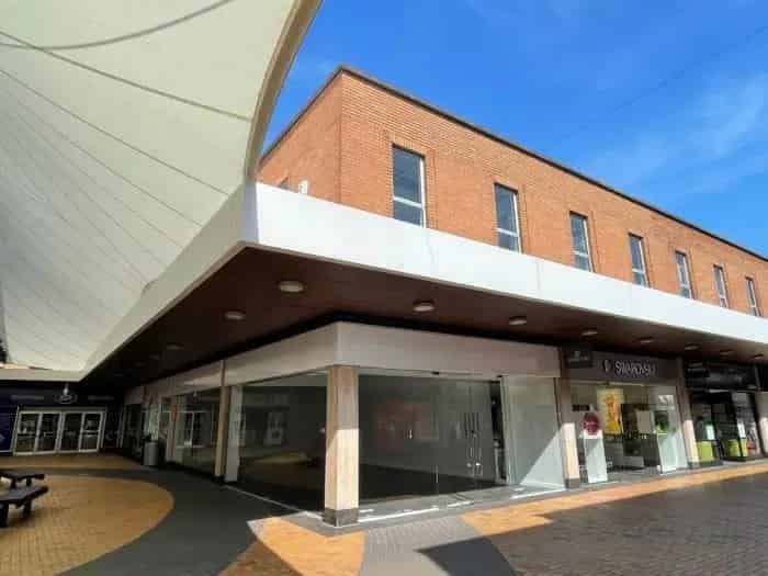Retail Space for Lease in Prime Shopping Center
