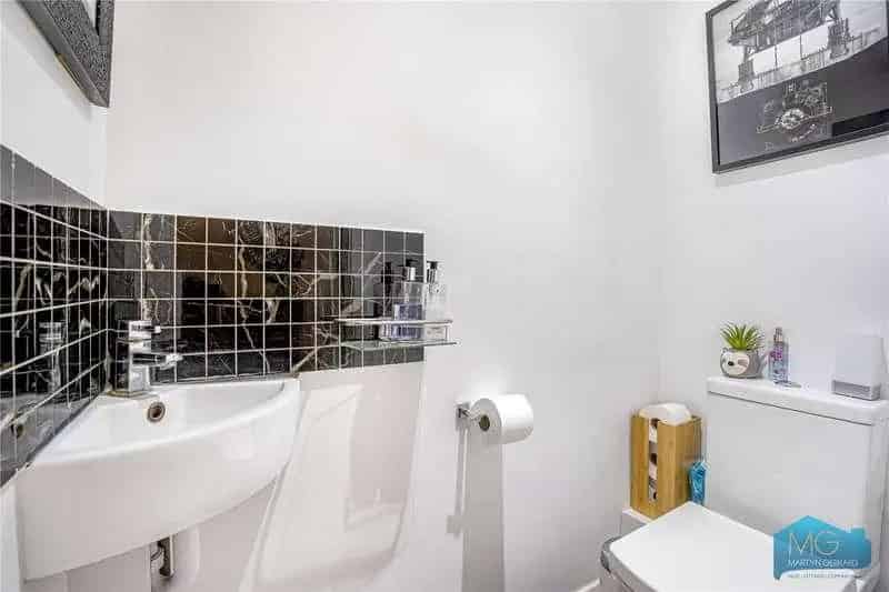 5 bed house for sale