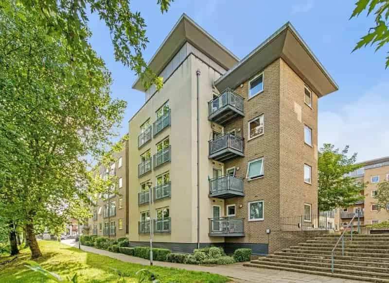 Modern 1-Bedroom Flat with Balcony and Secure Parking