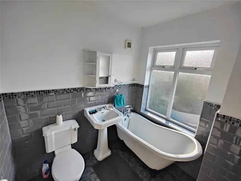 3 Bed Semi-Detached House Large Garden Cheslyn Hay