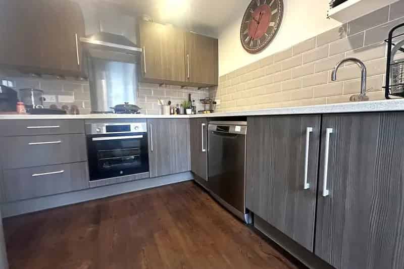 3 Bed House with Garden and Parking