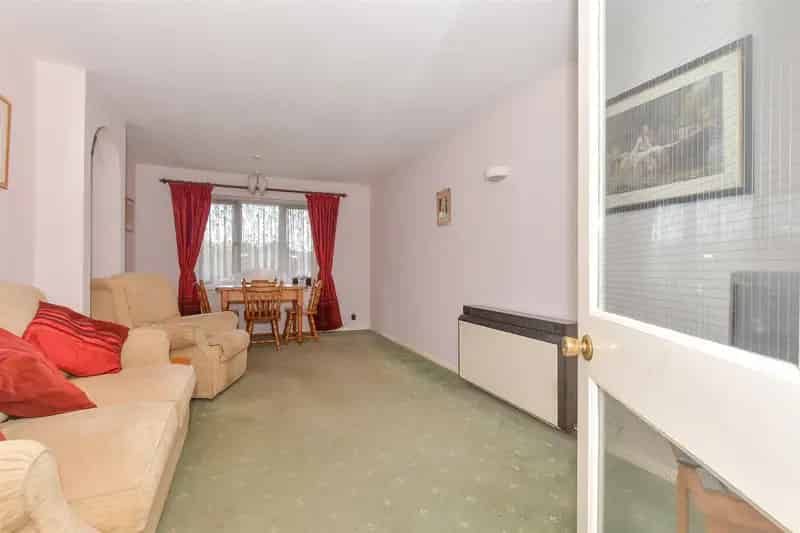 2 Bedroom Flat for Sale in Hornchurch