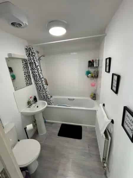 Modern 2-Bedroom Flat with Private Patio Garden and Parking