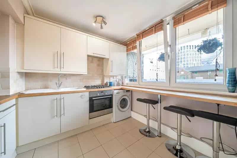 Spacious 3-Bedroom Flat Near Tube Station with City Views