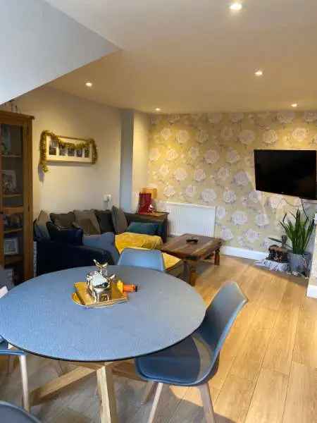 Flat For Rent in Borough of Runnymede, England