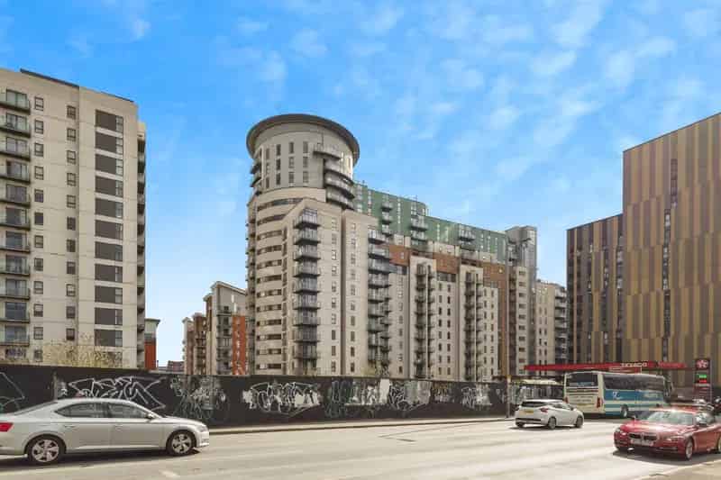 2-Bed Apartment Green Quarter Manchester Near Victoria Station