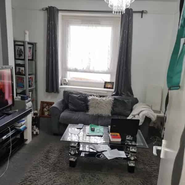 2 Bedroom Flat with Double Bedroom and Large Kitchen