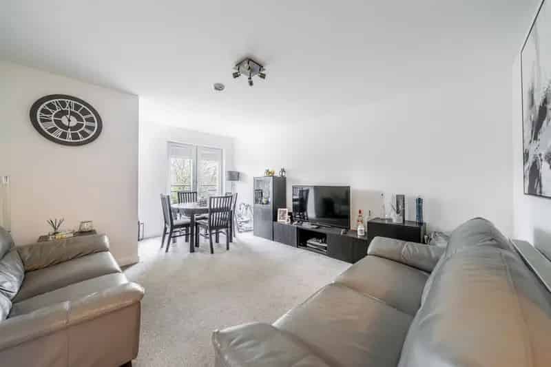 Modern Flat near East Kilbride Train Station