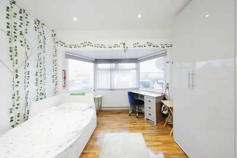 5 Bedroom Semi-Detached Family Home