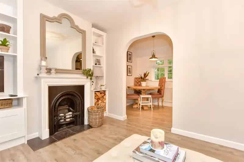 2 Bedroom Maisonette for Sale Near Cranleigh High Street