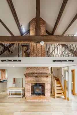 Cuckoo Barn: Norfolk Barn Conversion with 075 Acre Garden