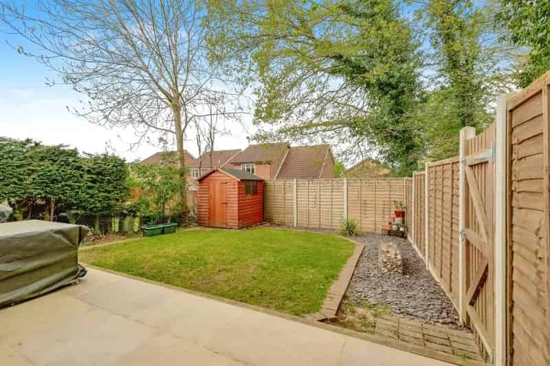 Four Five Bedroom Semi Detached House Crawley