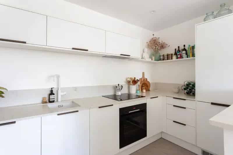 Harry Day Mews: Convenient Chestnut Road Location Near Train Links