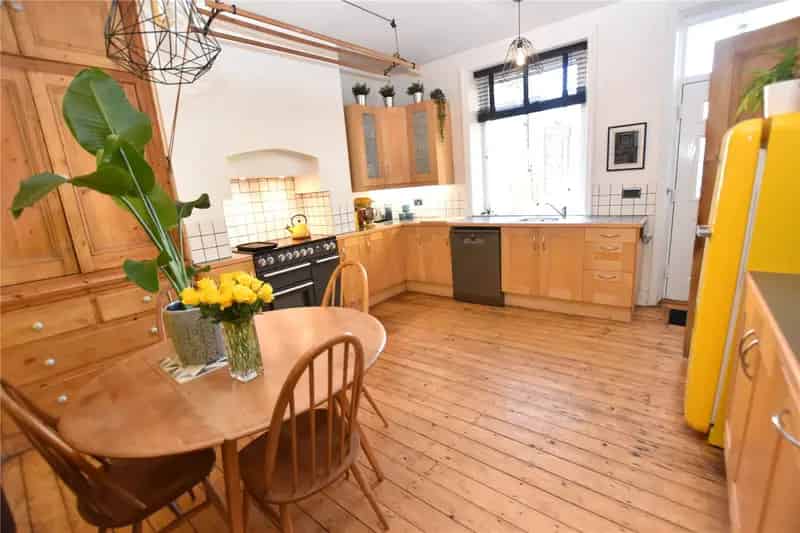 3 Double Bedroom Period End Terrace House Near Amenities and Transport
