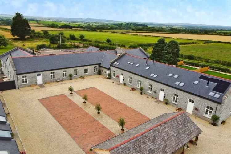 Falkland Court Executive Home 4/5 Beds Gated Community