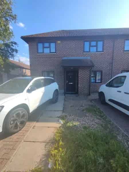 2 Bedroom House Near Sainsbury's and Retail Park