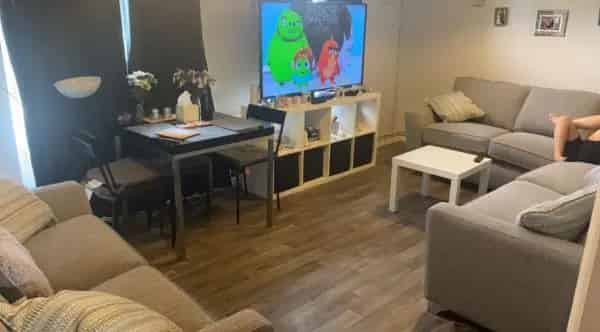 Large 2 Bedroom Maisonette with Walk in Shower and Cupboards