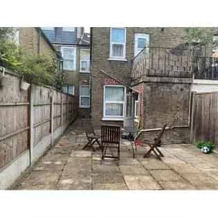 Large Double Bedsit Near Shepherds Bush Westfield