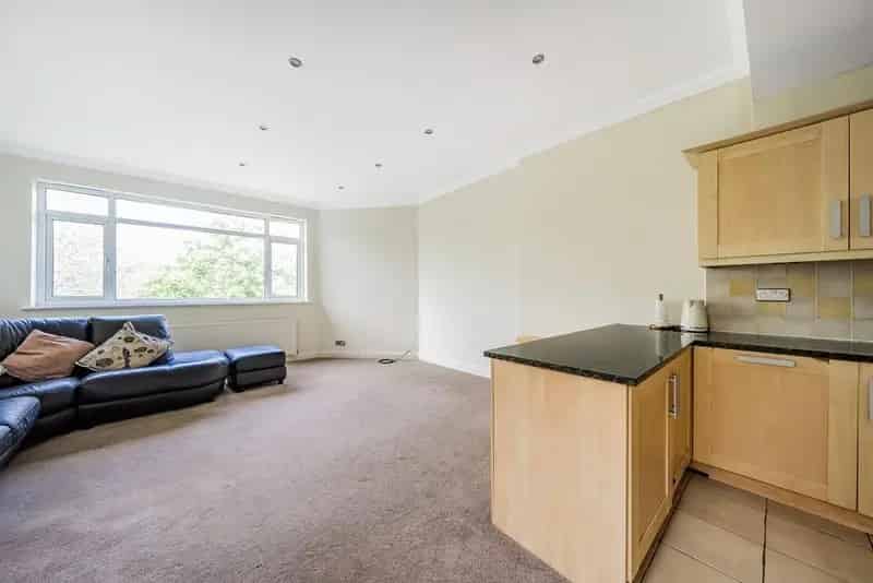 3 Bed 2 Bath Top Floor Flat Mapesbury 989 sq ft Near Tube Station