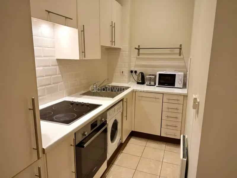 2 Bedroom Apartment House to Rent Near Piccadilly