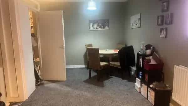Spacious Rooms Separate Kitchen Near Shops