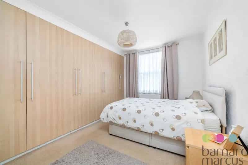 Flat For Sale , London, England